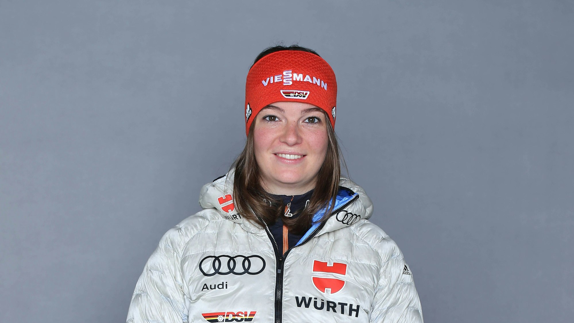 Theresia Schuster posiert für ein DSV-Porträt.