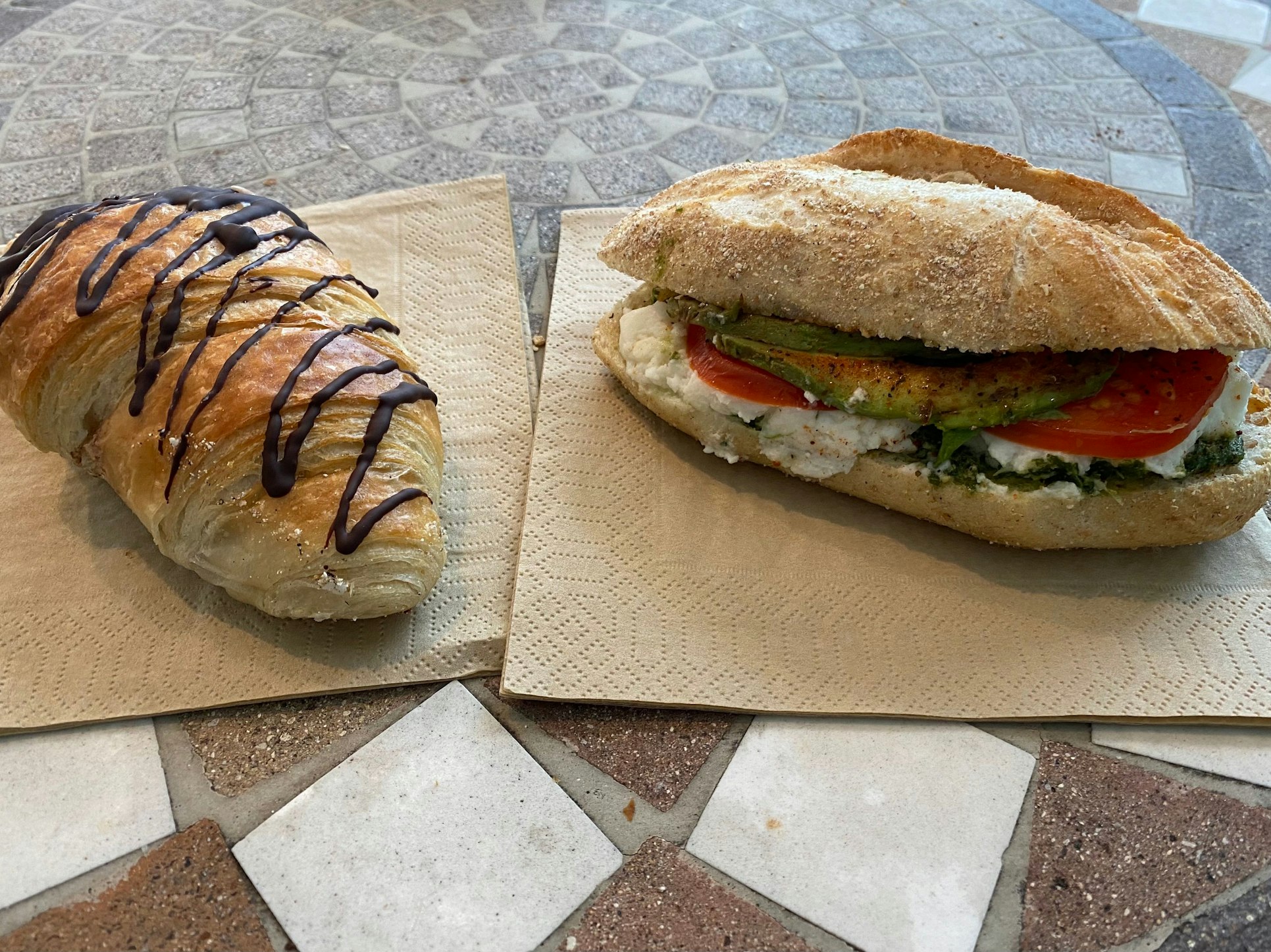 Croissant und Brötchen.