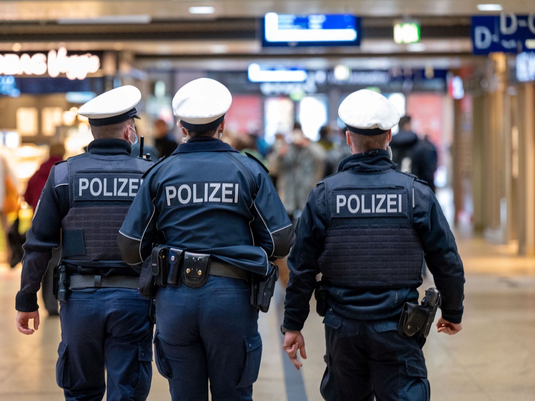 Polizeibeamte am Kölner Hauptbahnhof