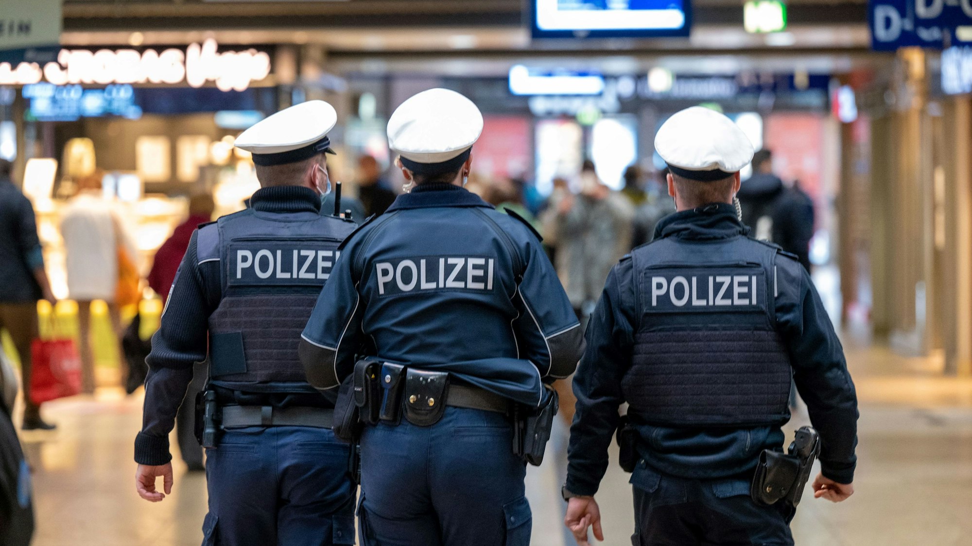 Polizeibeamte am Kölner Hauptbahnhof