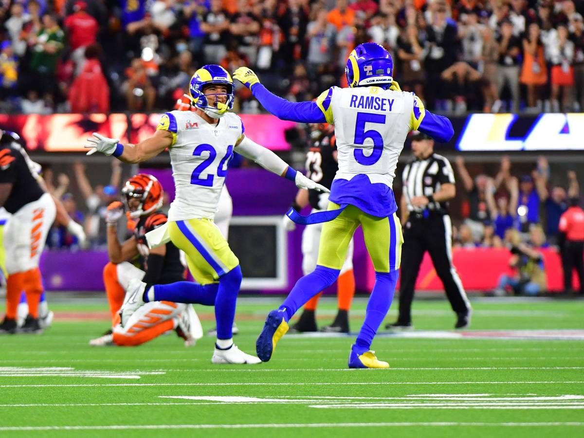 Los Angeles Rams' Taylor Rapp (L) and Los Angeles Rams' Jalen Ramsey feiern nach ihrem Sieg beim Super Bowl am 13. Februar 2022.