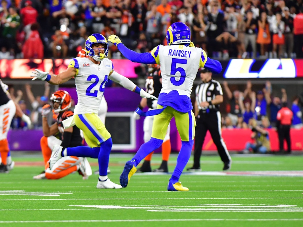 Los Angeles Rams' Taylor Rapp (L) and Los Angeles Rams' Jalen Ramsey feiern nach ihrem Sieg beim Super Bowl am 13. Februar 2022.