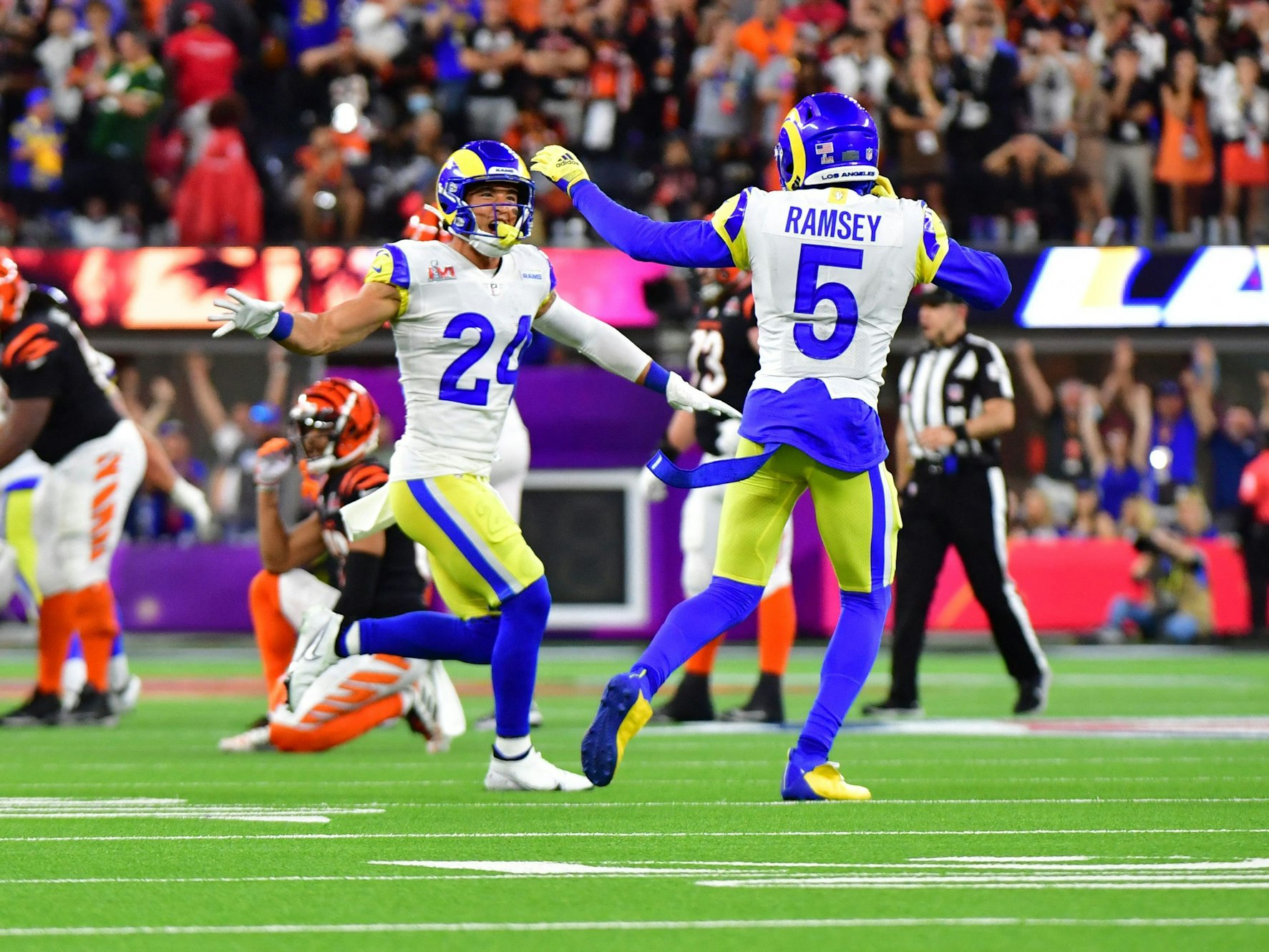 Los Angeles Rams' Taylor Rapp (L) and Los Angeles Rams' Jalen Ramsey feiern nach ihrem Sieg beim Super Bowl am 13. Februar 2022.