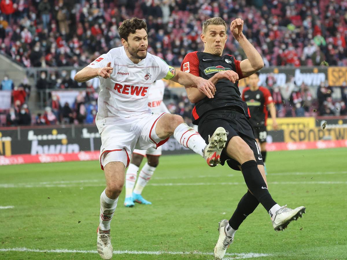 Jonas Hector spielt mit dem 1. FC Köln gegen den SC Freiburg um Nils Petersen.