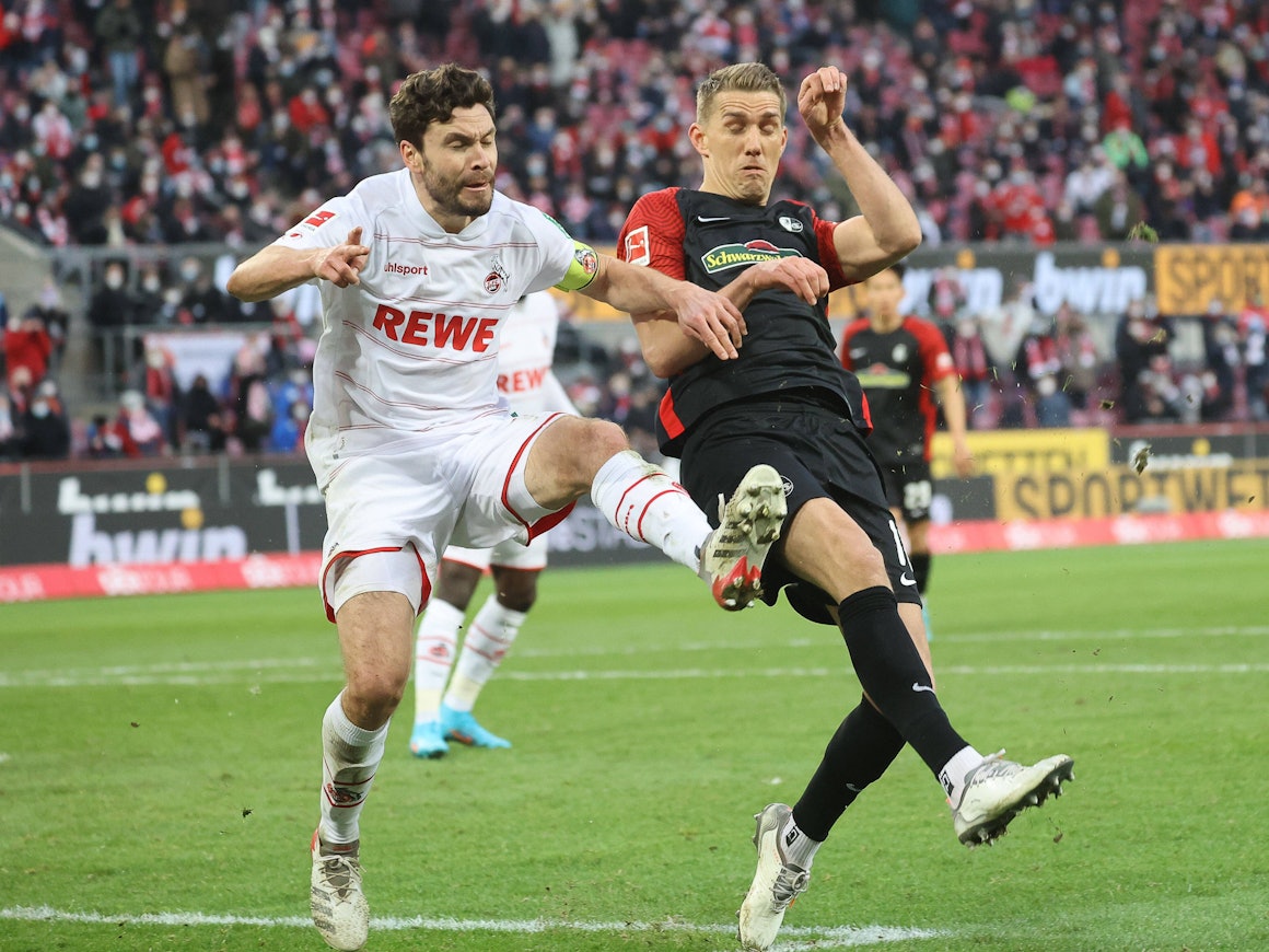 Jonas Hector spielt mit dem 1. FC Köln gegen den SC Freiburg um Nils Petersen.