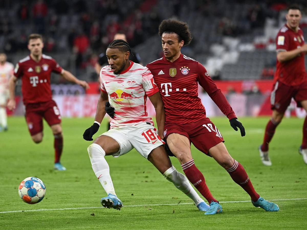 Christopher Nkunku im Zweikampf mit Leroy Sané