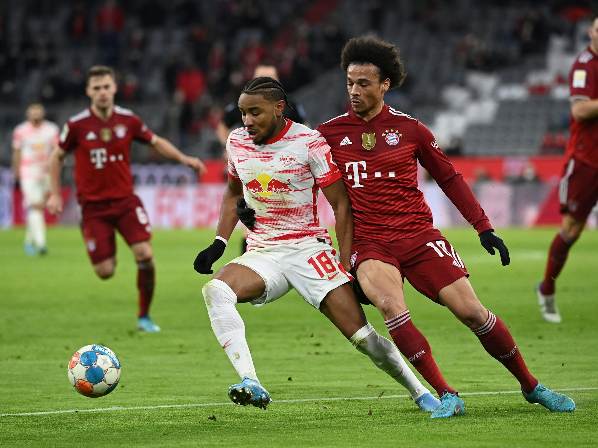 Christopher Nkunku im Zweikampf mit Leroy Sané
