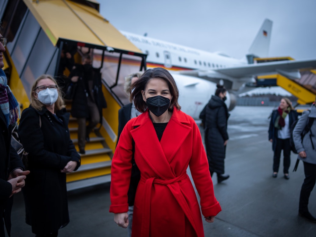 Annalena Baerbock (hier in Stockholm) hat sich bewusst zu einem Novum im Auswärtigen Amt entschlossen.