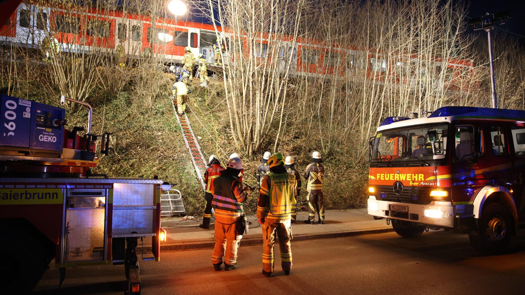 Beim Zusammenstoß zweier S-Bahnen im Landkreis München sind am Montag ein Mensch getötet und mehr als zehn verletzt worden.