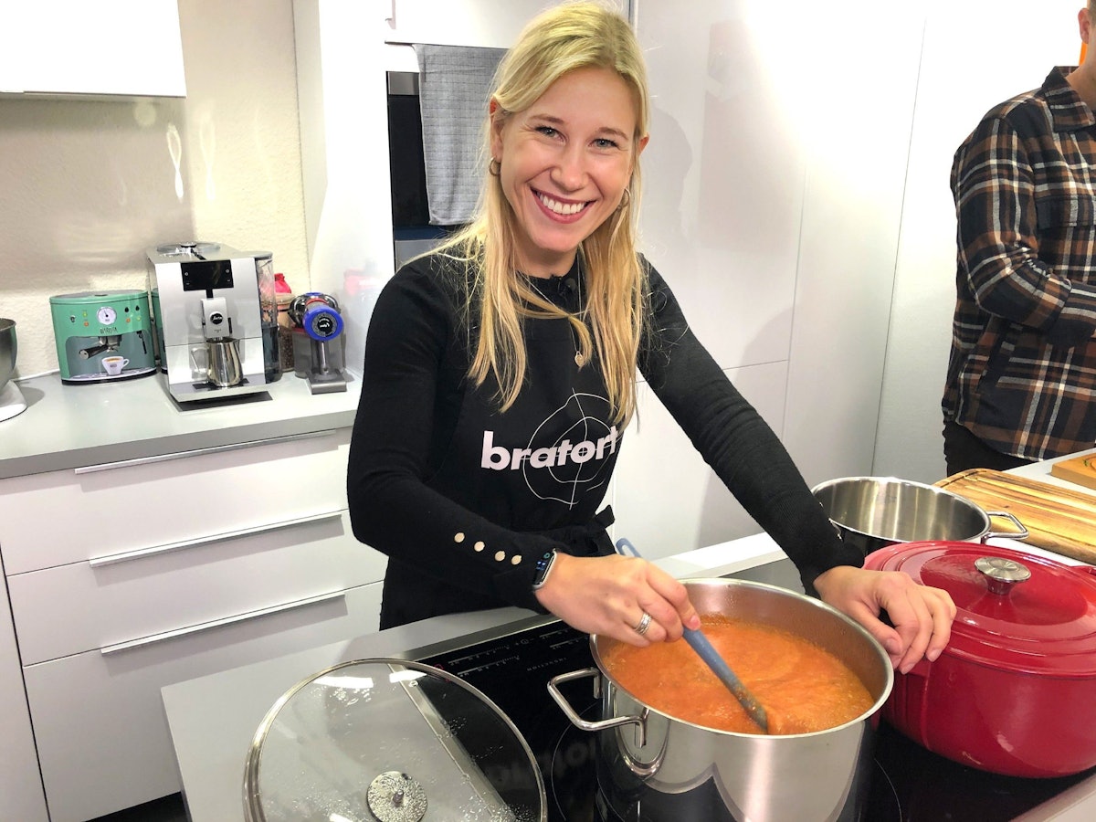 „Das perfekte Dinner“ in Köln 2022: Bei der Zubereitung der Tomatensuppe kann Lea noch lachen. Erst beim Tafelspitz kommt sie ins Schwitzen.