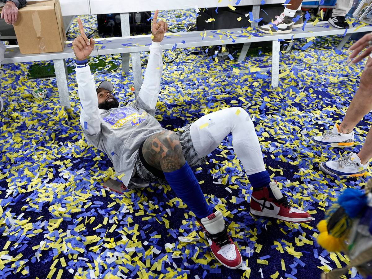 Los Angeles Rams Wide Receiver Odell Beckham Jr. liegt im Konfetti.