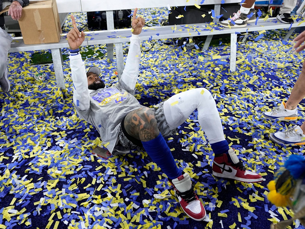 Los Angeles Rams Wide Receiver Odell Beckham Jr. liegt im Konfetti.