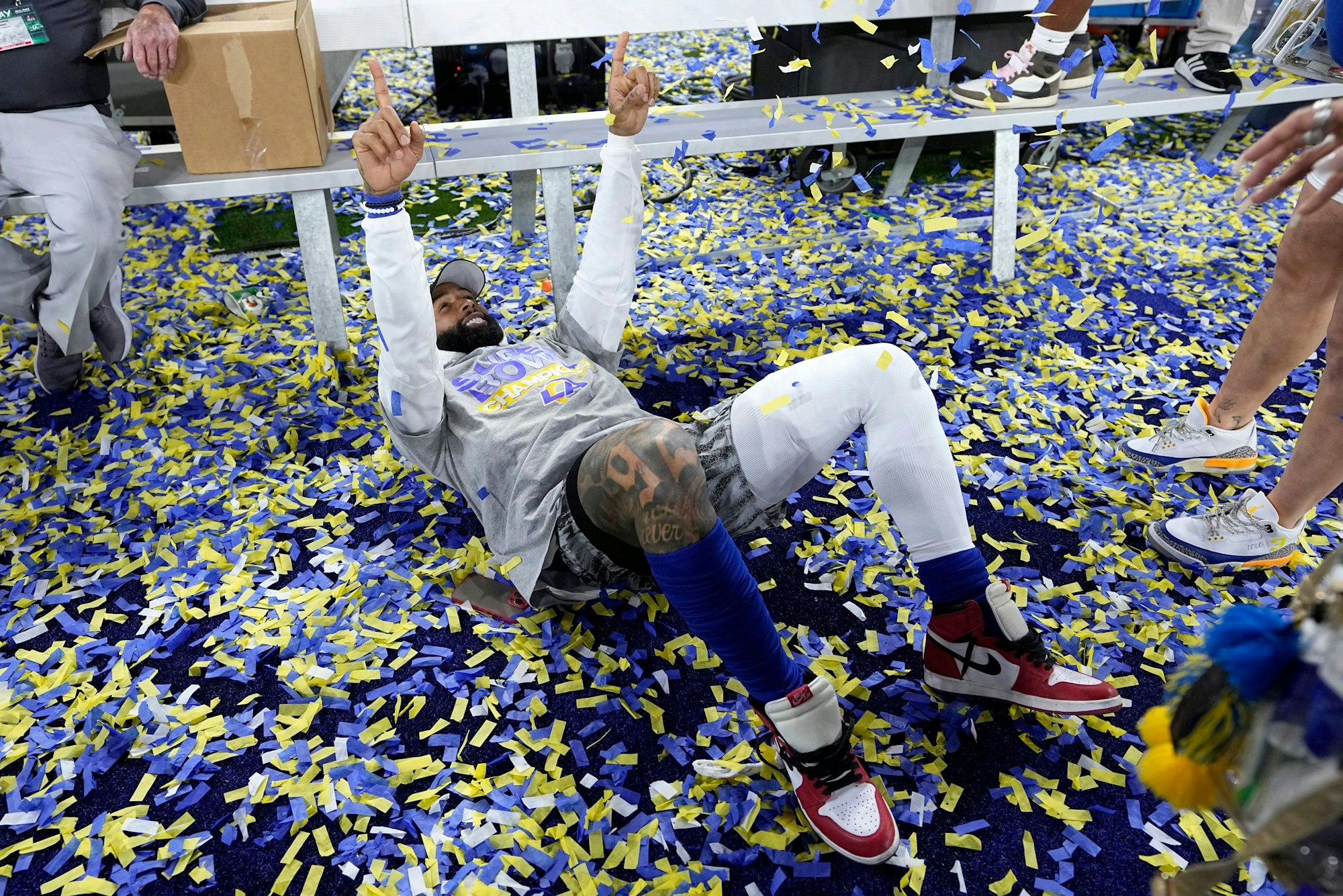 Los Angeles Rams Wide Receiver Odell Beckham Jr. liegt im Konfetti.