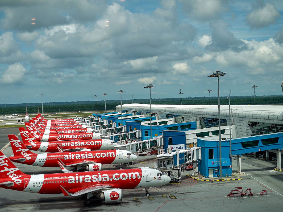 Flugzeuge des Billigfliegers «AirAsia» stehen am Terminal des internationalen Flughafens Kuala Lumpur.