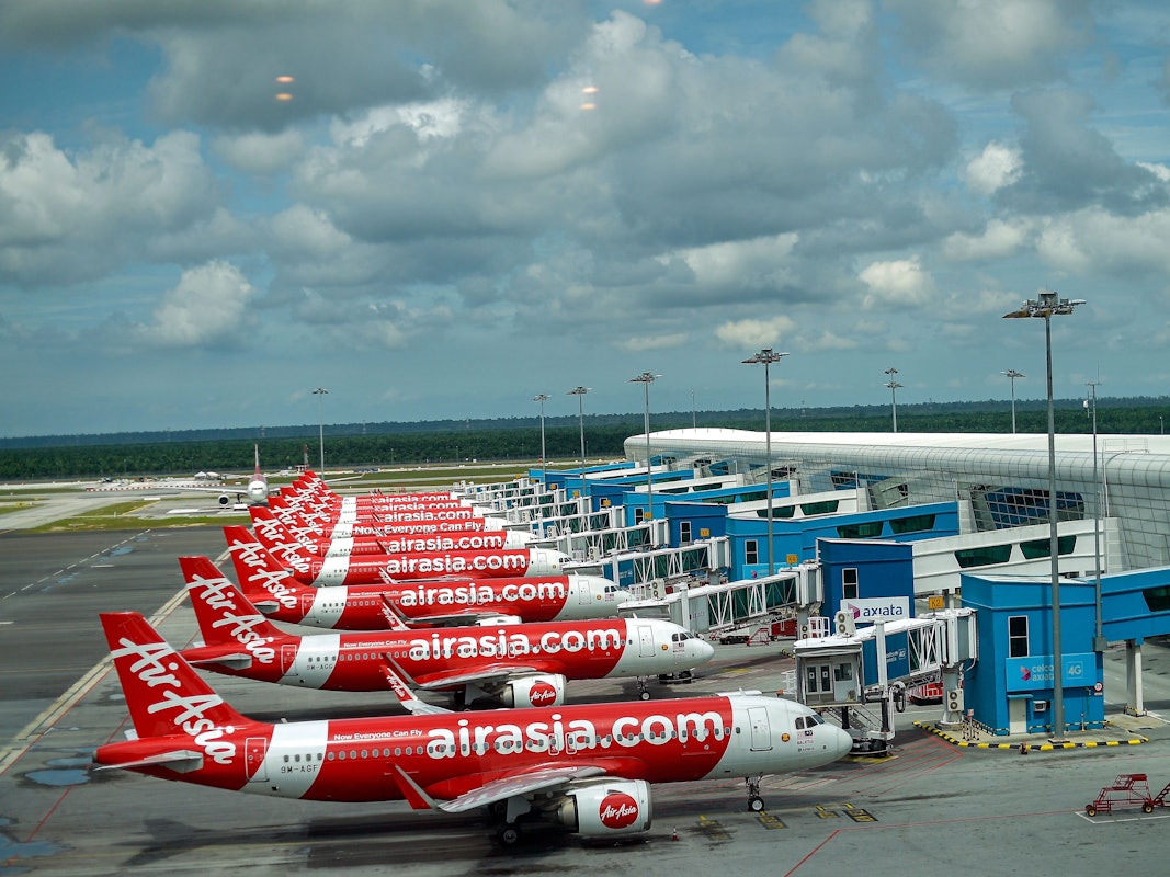 Flugzeuge des Billigfliegers «AirAsia» stehen am Terminal des internationalen Flughafens Kuala Lumpur.