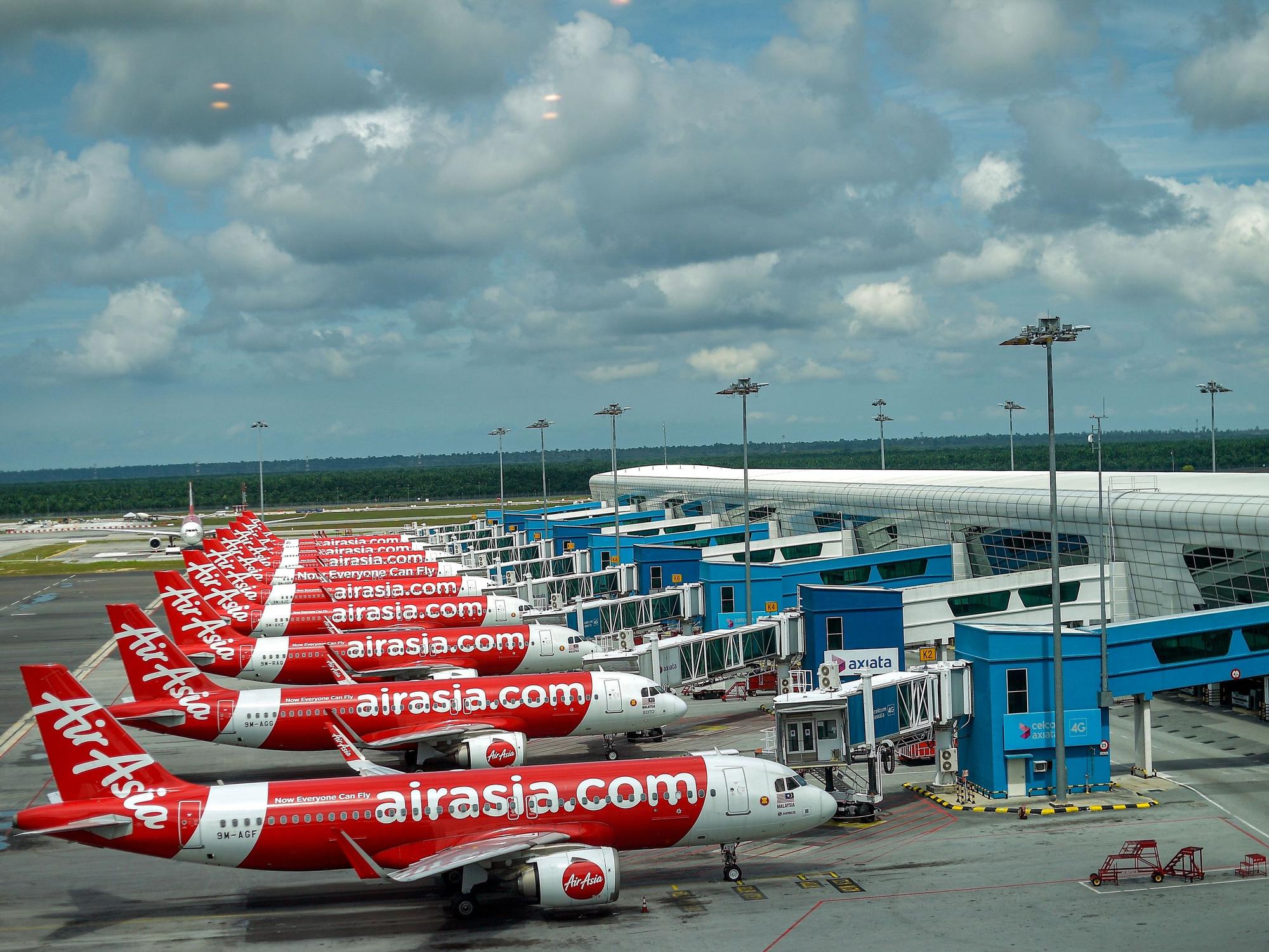 Flugzeuge des Billigfliegers «AirAsia» stehen am Terminal des internationalen Flughafens Kuala Lumpur.