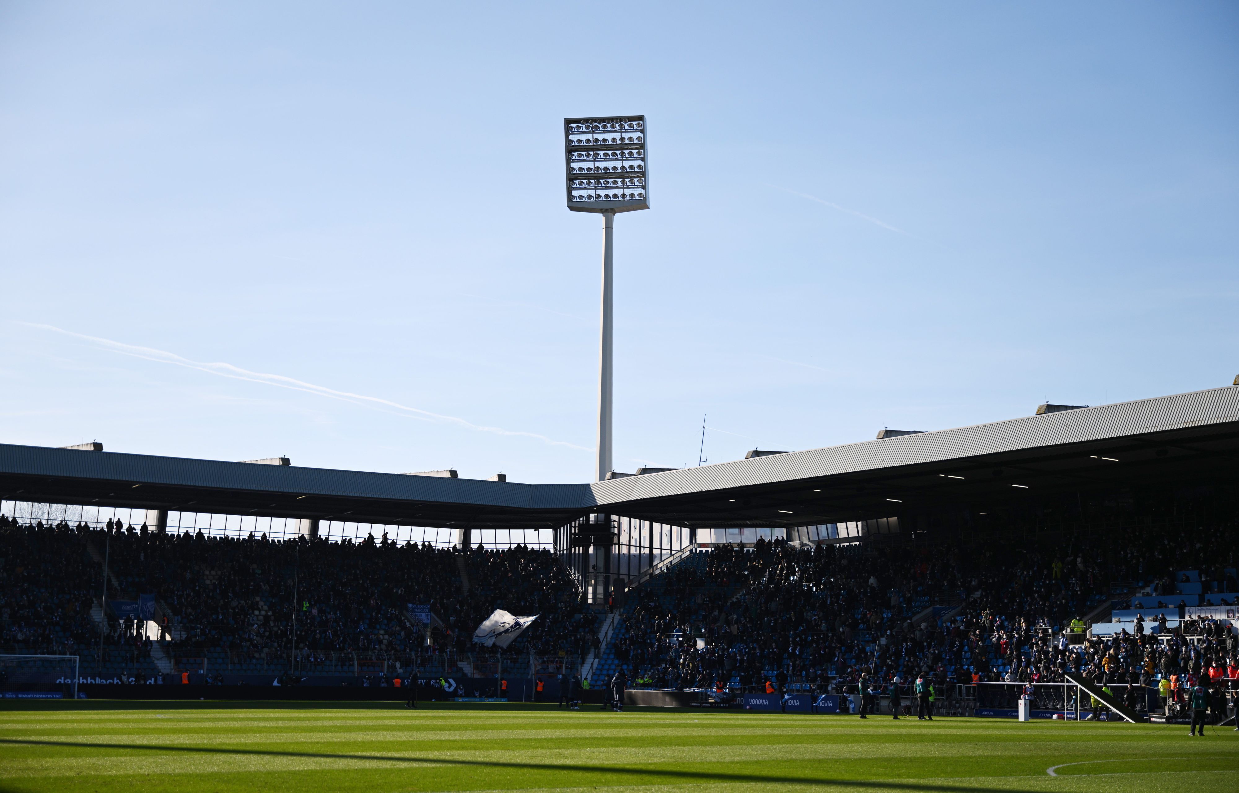 Ruhrstadion: Das Flutlicht und die digitale Anzeigen im Stadion bleiben kurz vor dem Spiel in Bochum dunkel am 12. Februar 2022.