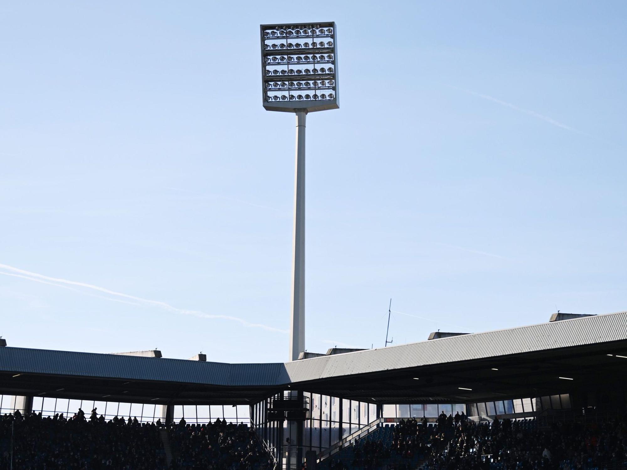 Ruhrstadion: Das Flutlicht und die digitale Anzeigen im Stadion bleiben kurz vor dem Spiel in Bochum dunkel am 12. Februar 2022.