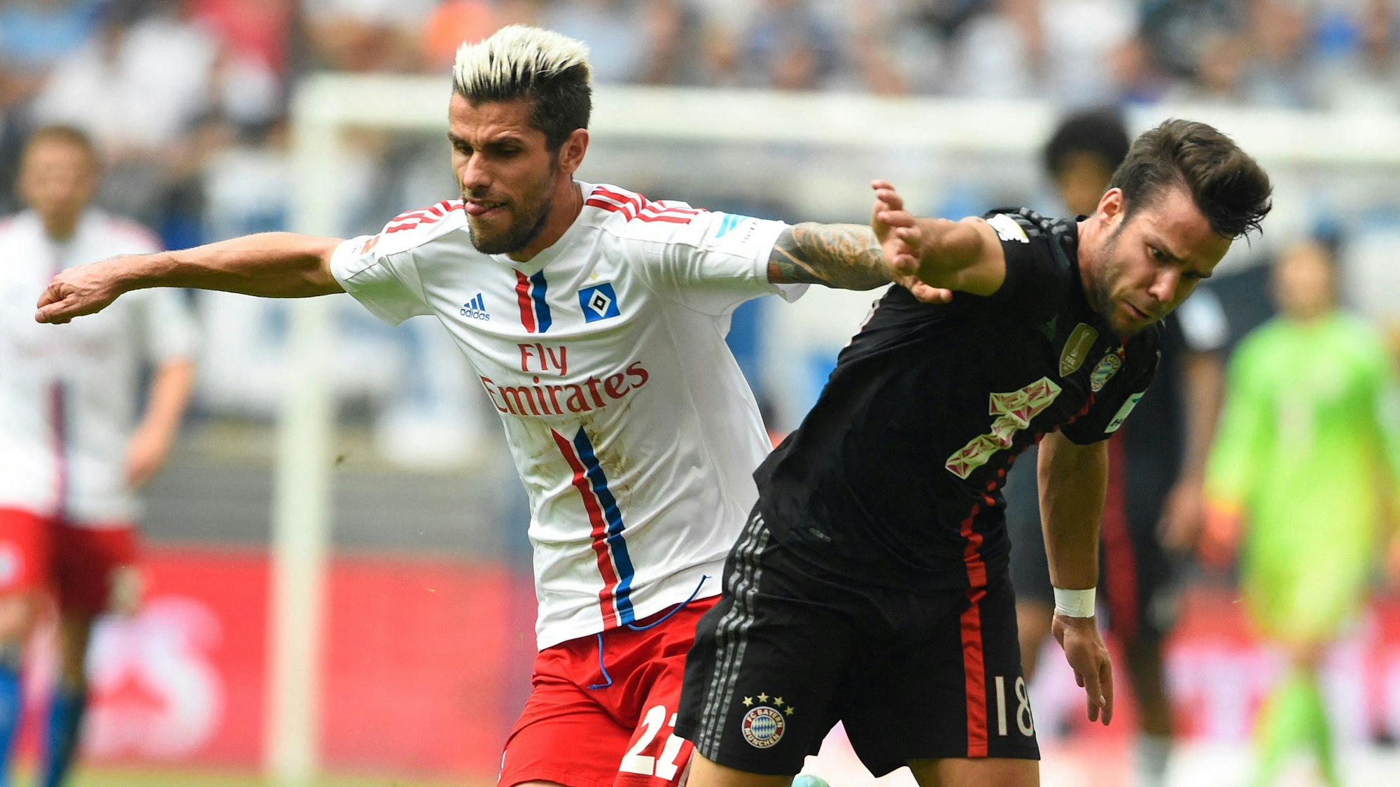 Valon Behrami im Zweikampf mit Juan Bernat vom FC Bayern.