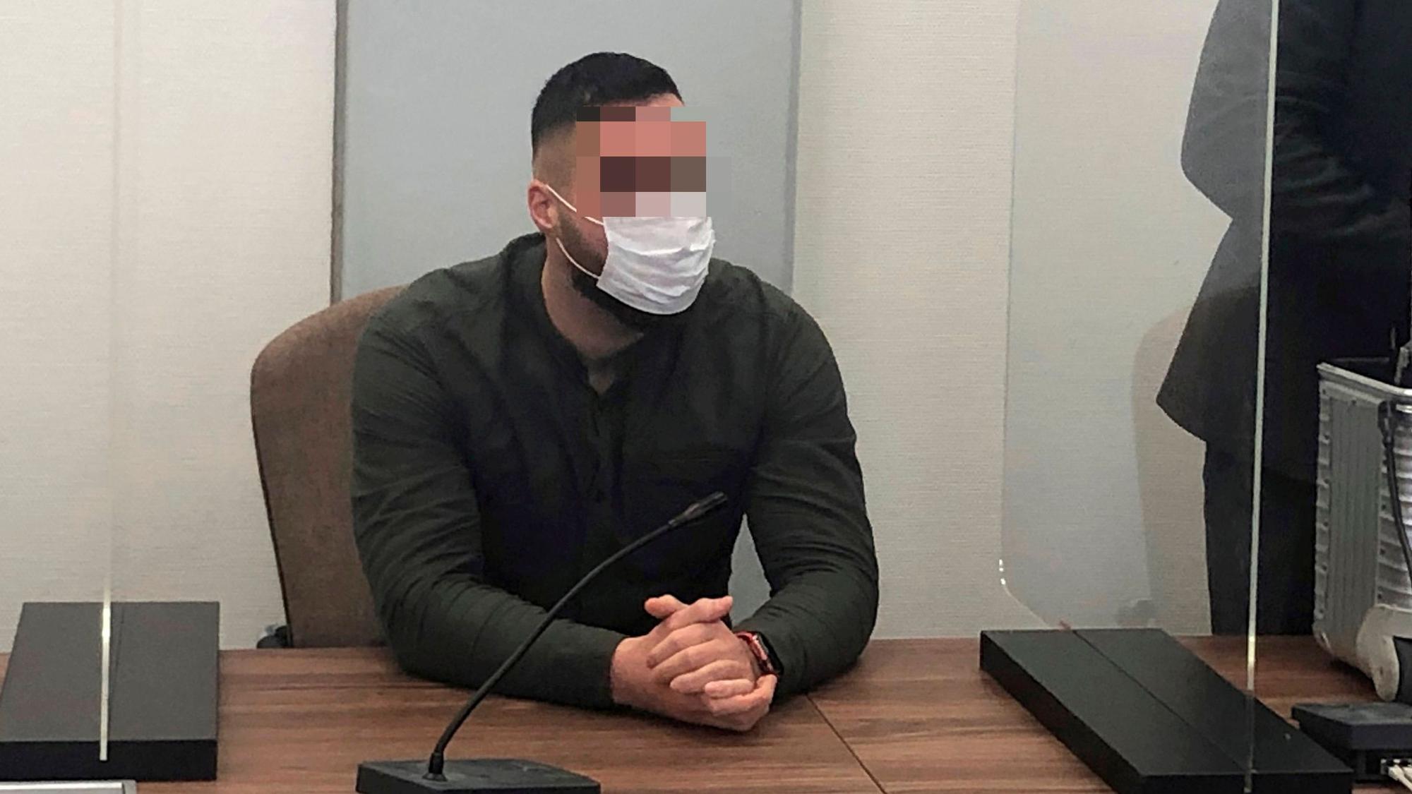 Ein junger Mann sitzt auf der Anklagebank.