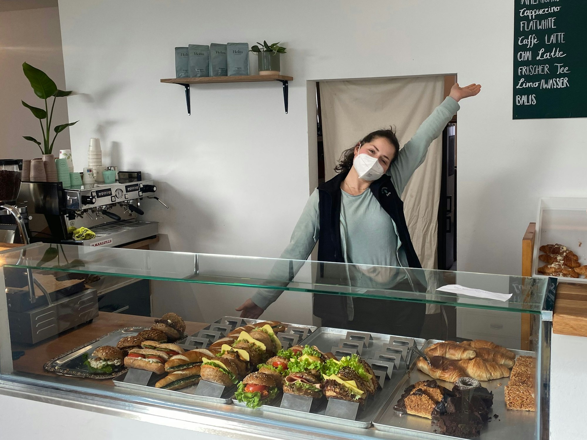 Ronja hinter der Theke in ihrem Laden.