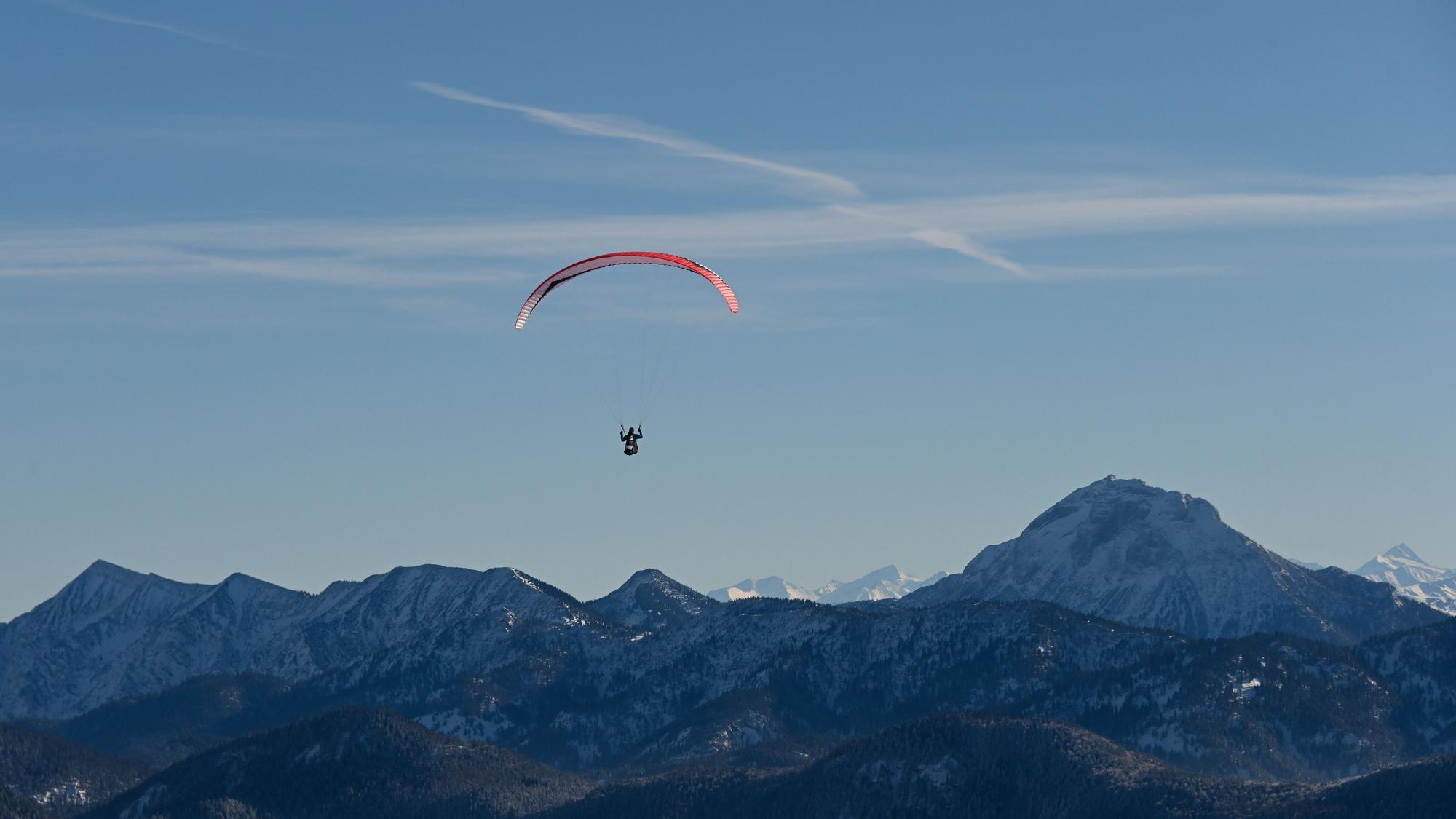 Auf dem Symbolfoto fliegt ein Paraglider vom Brauneck-Gipfel aus, neben ihm (r) ist die Guffertspitze zu sehen.