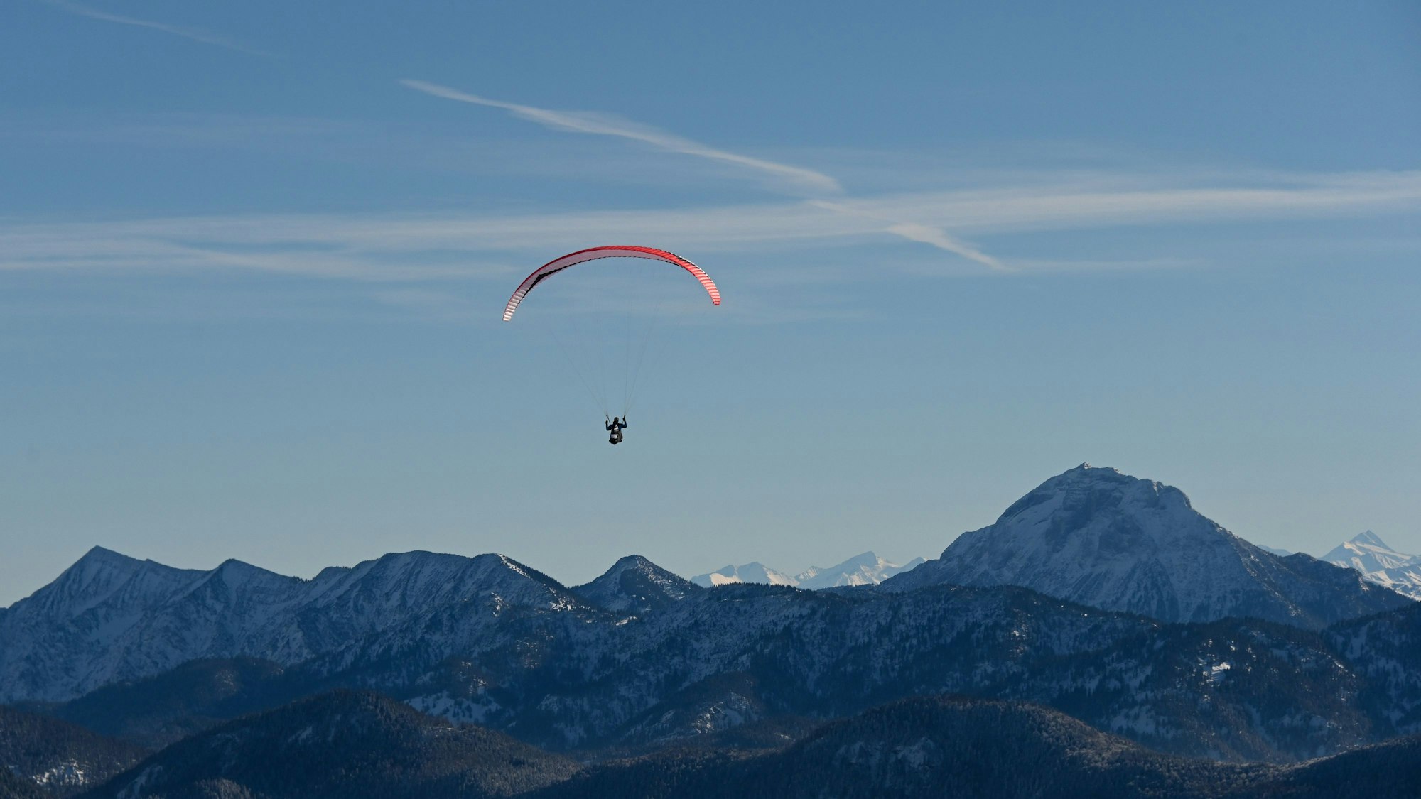 Auf dem Symbolfoto fliegt ein Paraglider vom Brauneck-Gipfel aus, neben ihm (r) ist die Guffertspitze zu sehen.