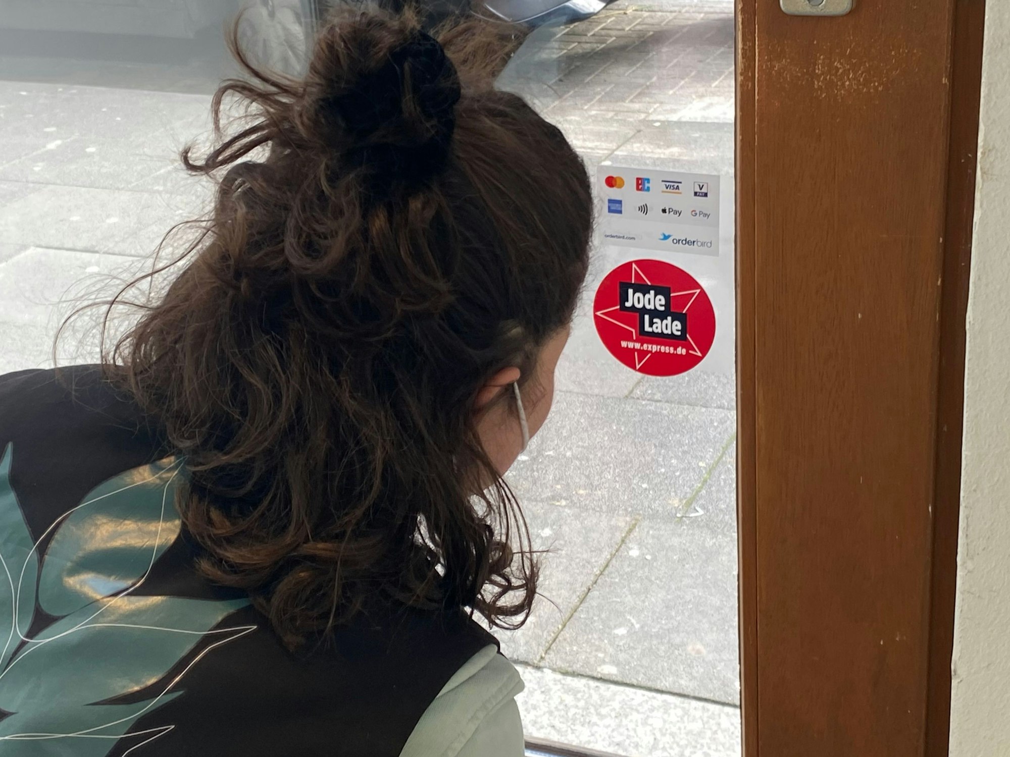 Der Sticker „Jode Lade“, geklebt an der Ladentür.