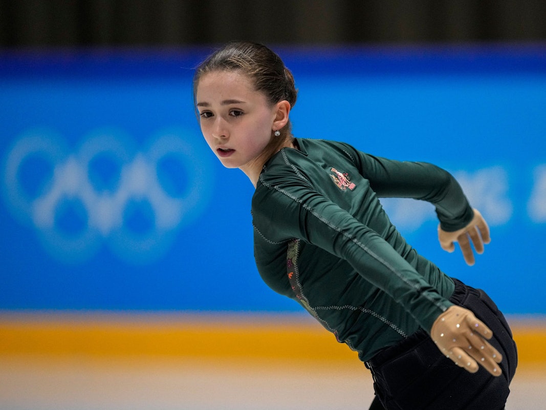 Kamila Walijewa auf dem Eis in Aktion.