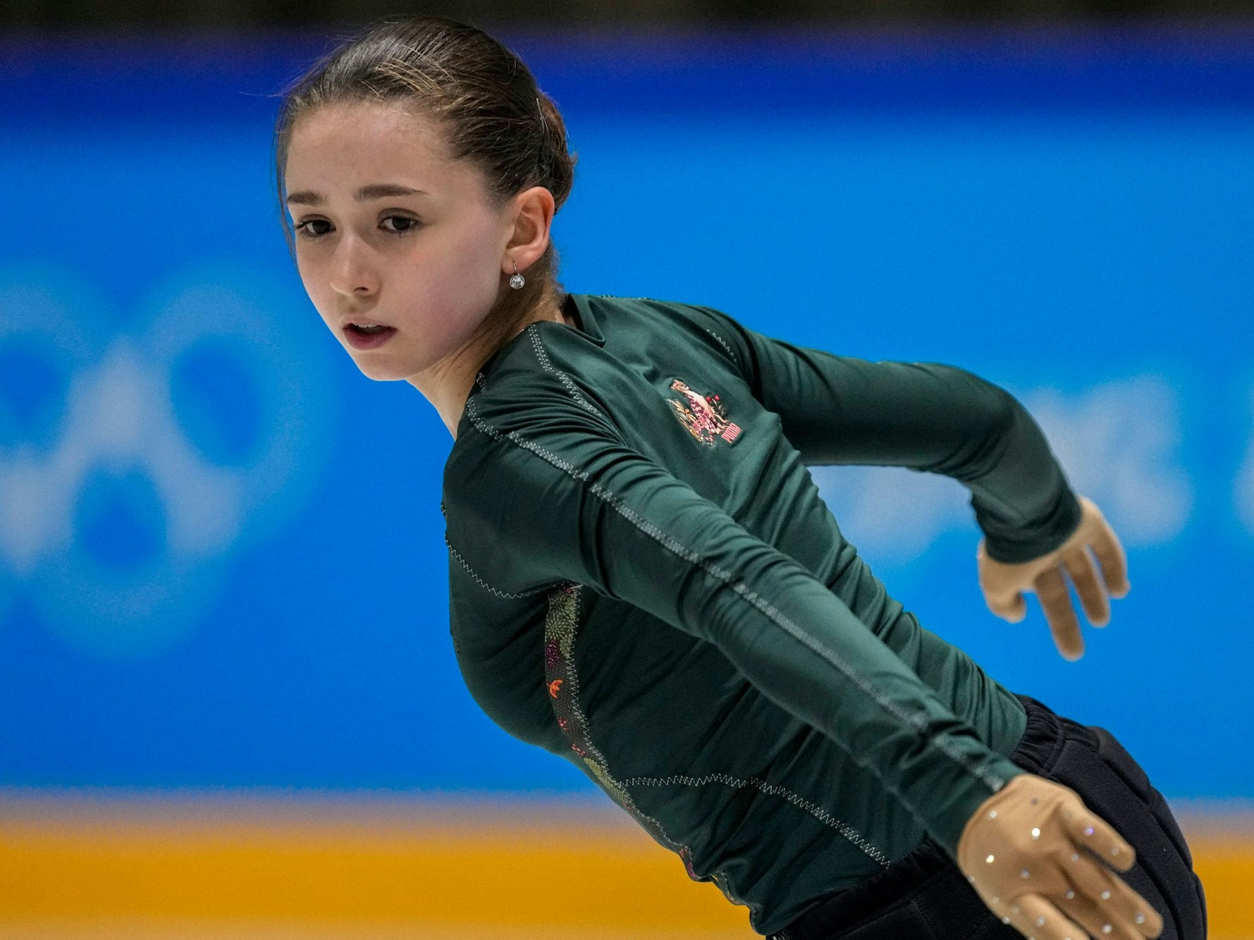 Kamila Walijewa auf dem Eis in Aktion.