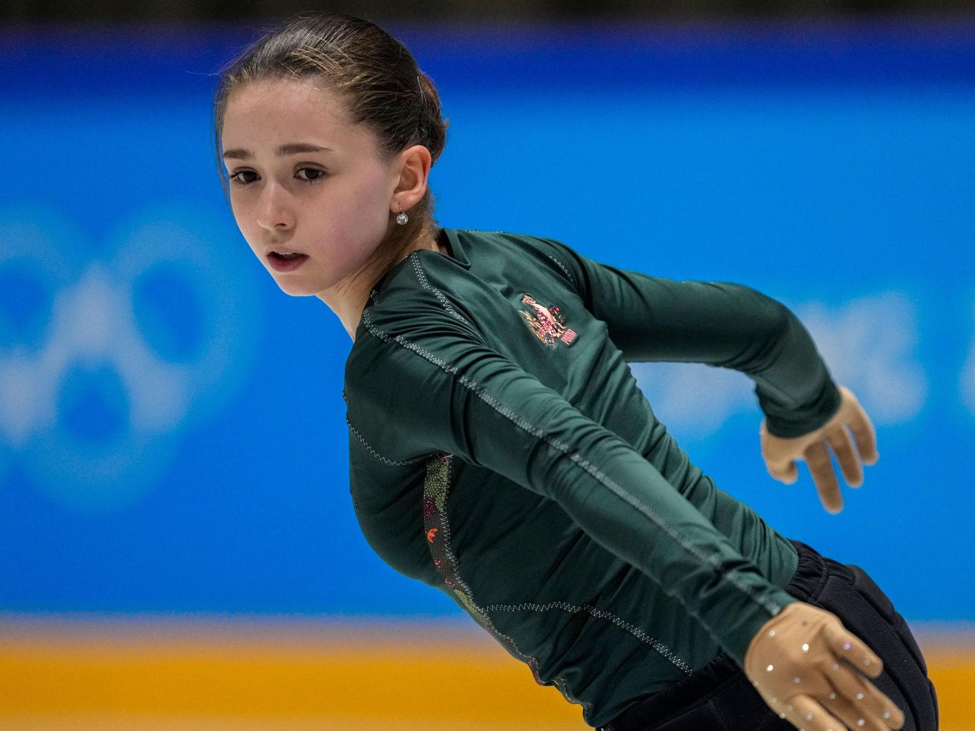 Kamila Walijewa auf dem Eis in Aktion.