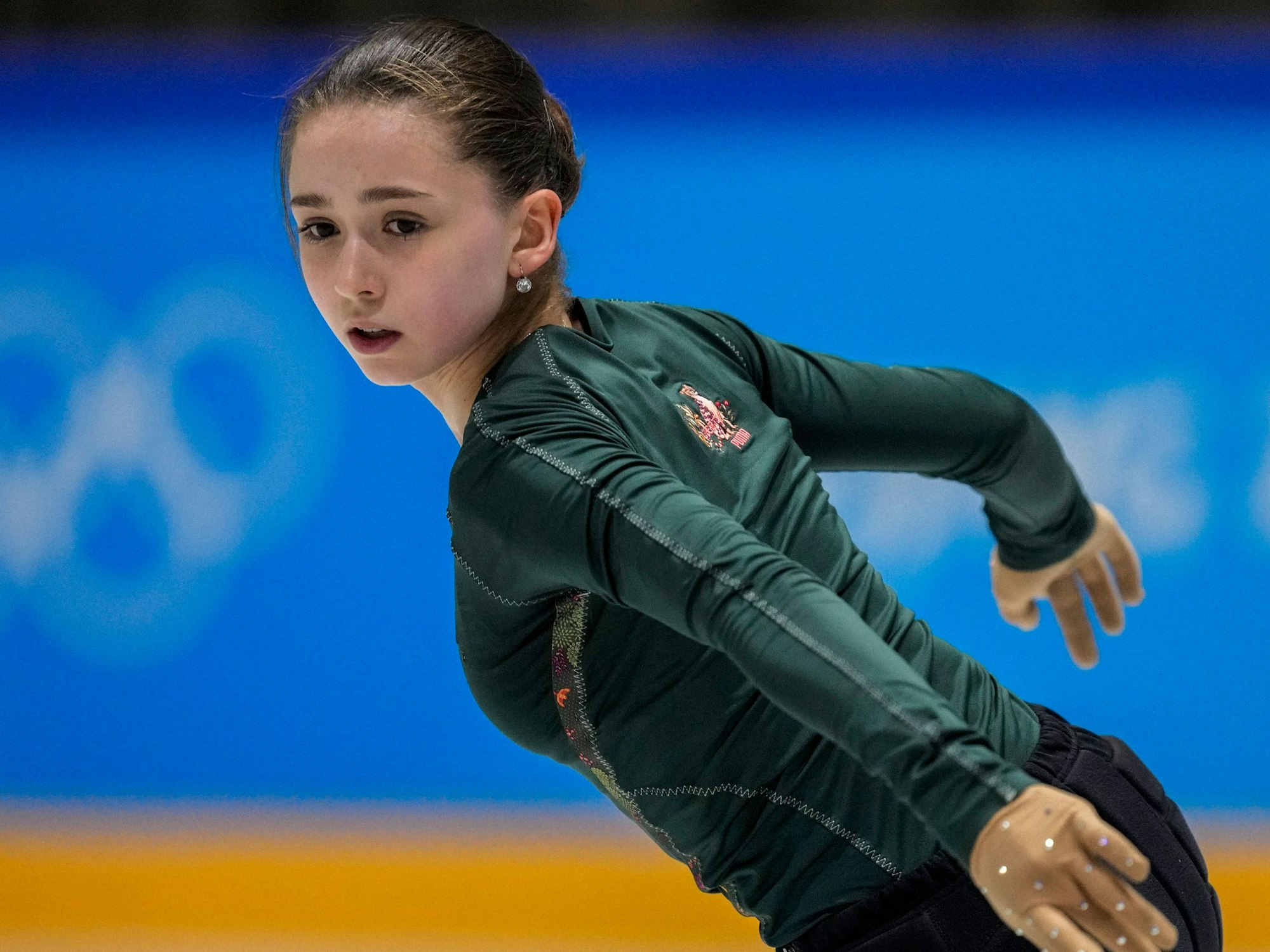 Kamila Walijewa auf dem Eis in Aktion.