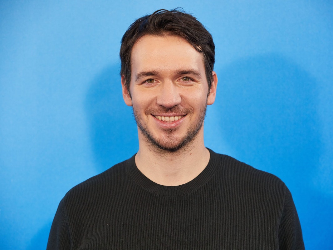 Felix Neureuther, ARD-Sportexperte, steht bei einem Fototermin anlässlich der Jahrespressekonferenz der ARD vor einer blauen Wand.