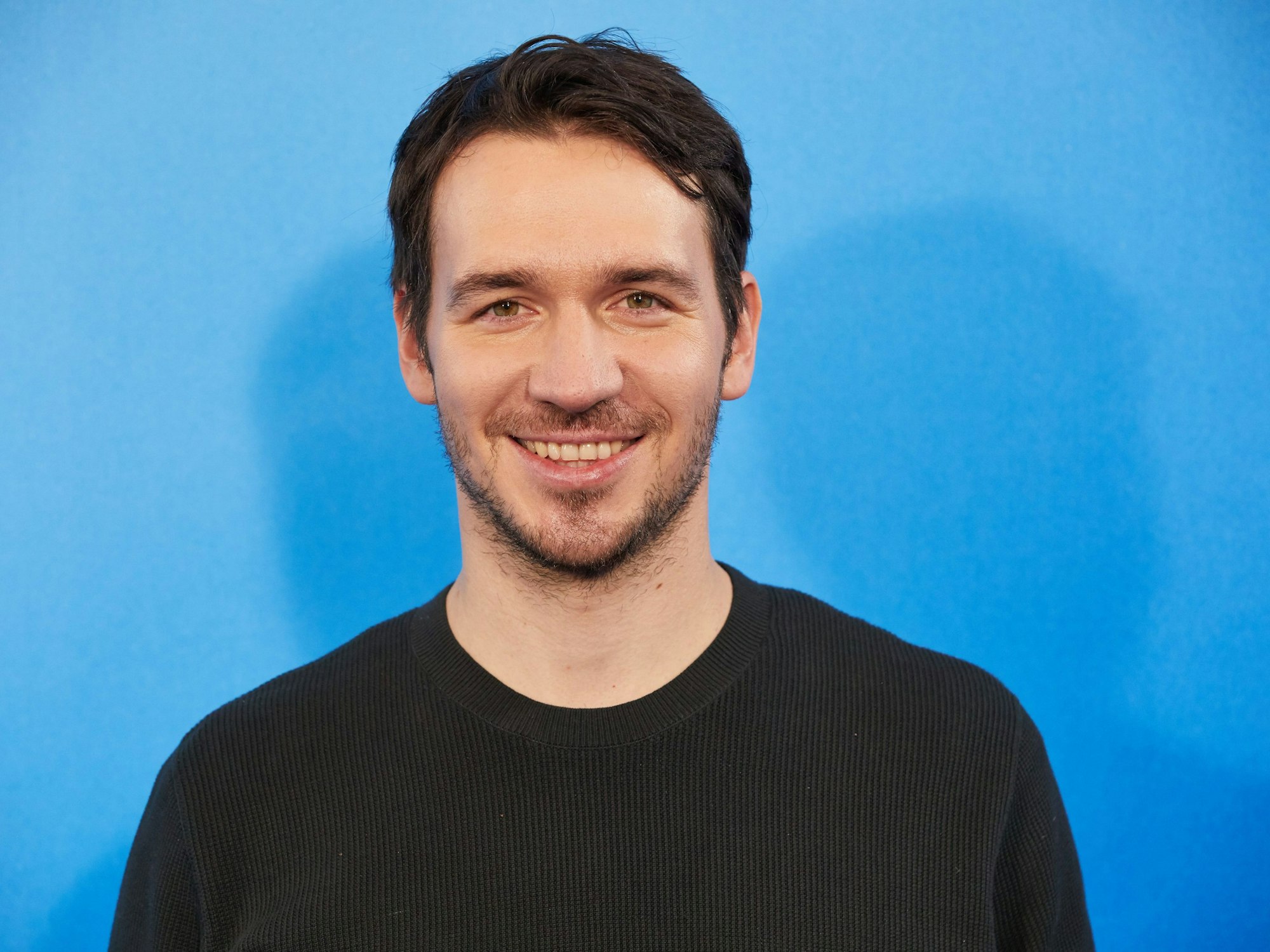 Felix Neureuther, ARD-Sportexperte, steht bei einem Fototermin anlässlich der Jahrespressekonferenz der ARD vor einer blauen Wand.