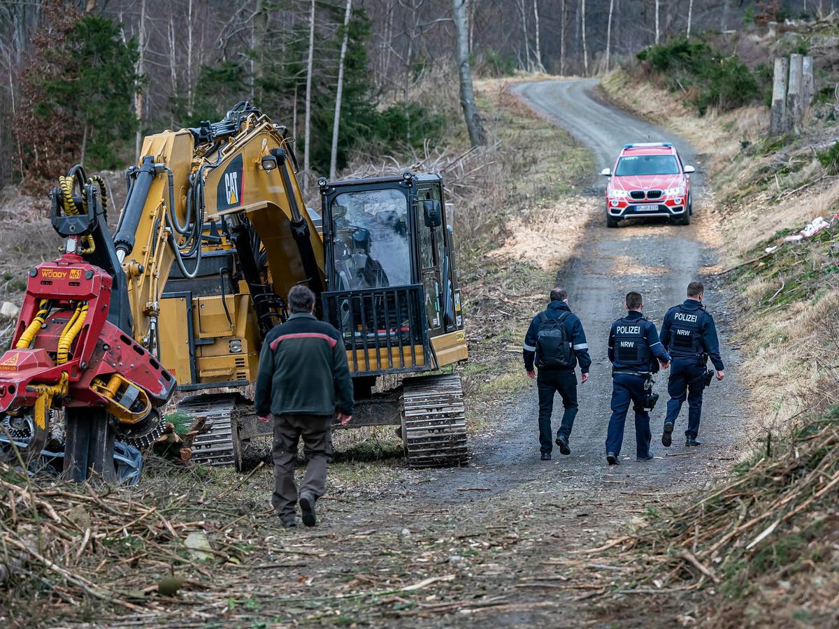 22-jähriger Waldarbeiter von Baumstamm erschlagen: Der schreckliche Arbeitsunfall ereignete sich in NRW nahe Gummersbach. Das Bild zeigt die Einsatzkräfte am 14. Februar 2022 vor Ort.
