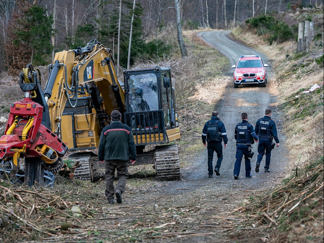 22-jähriger Waldarbeiter von Baumstamm erschlagen: Der schreckliche Arbeitsunfall ereignete sich in NRW nahe Gummersbach. Das Bild zeigt die Einsatzkräfte am 14. Februar 2022 vor Ort.