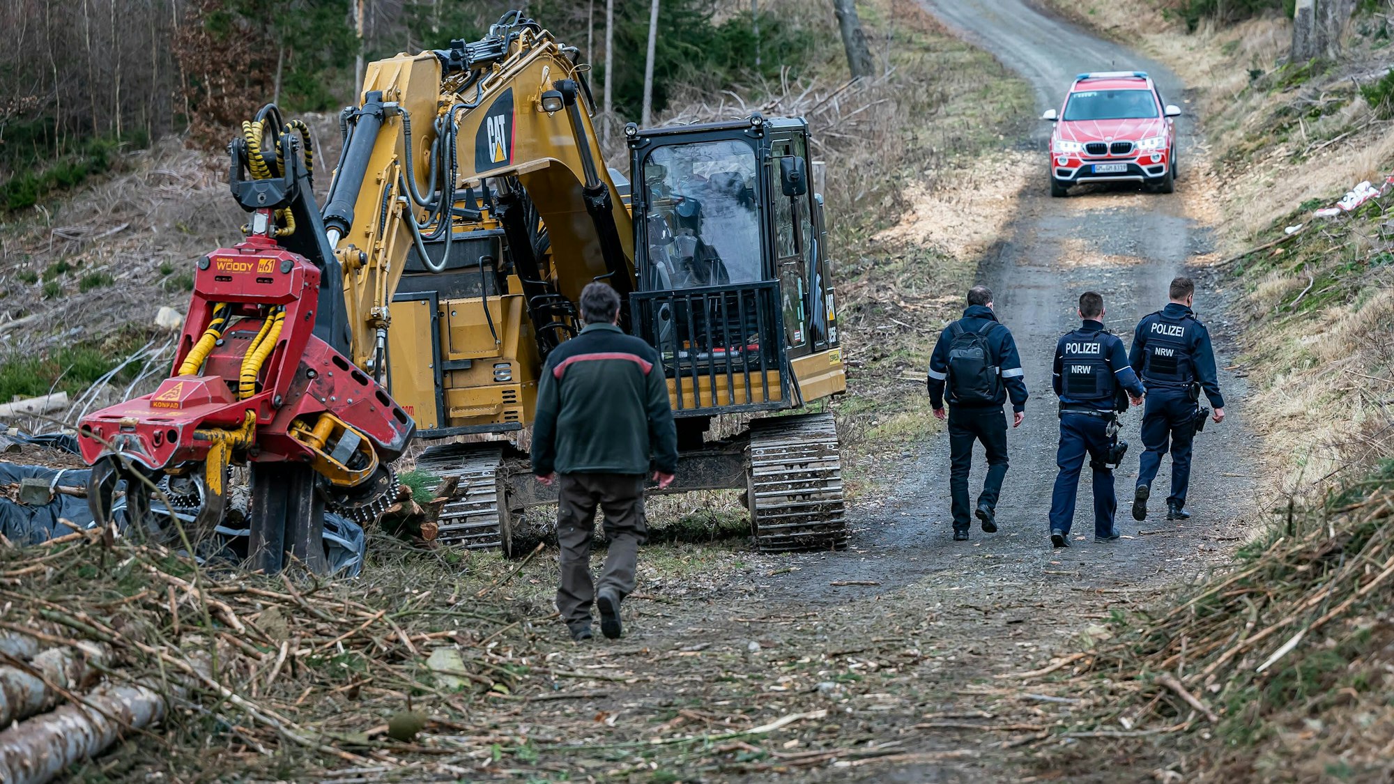 22-jähriger Waldarbeiter von Baumstamm erschlagen: Der schreckliche Arbeitsunfall ereignete sich in NRW nahe Gummersbach. Das Bild zeigt die Einsatzkräfte am 14. Februar 2022 vor Ort.