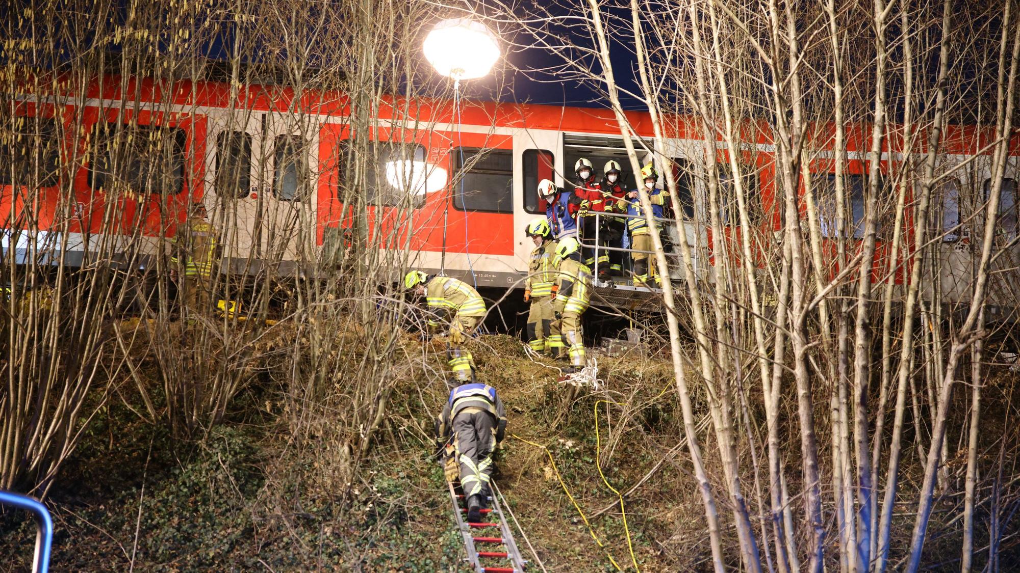 Schrecklicher Unfall: Rettungskräfte arbeiten an der Unfallstelle bei München.