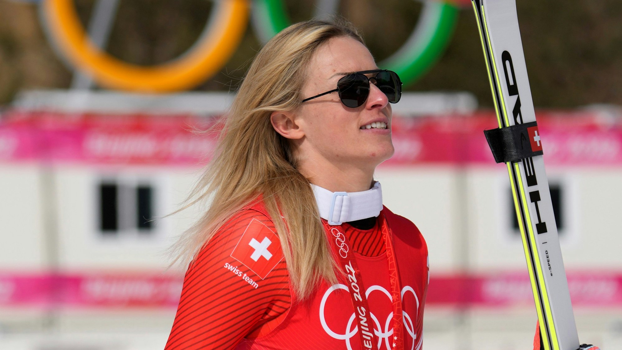 Lara Gut-Behrami verlässt nach ihrem Sieg im Super-G bei Olympia 2022 die Skipiste