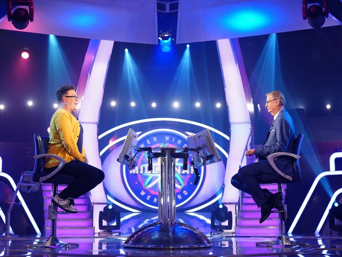 Kandidat Thomas Sachsenmaier (l.) bei Moderator Günther Jauch (r.) in der RTL-Quizshow „Wer wird Millionär?“ am 14. Februar 2022.