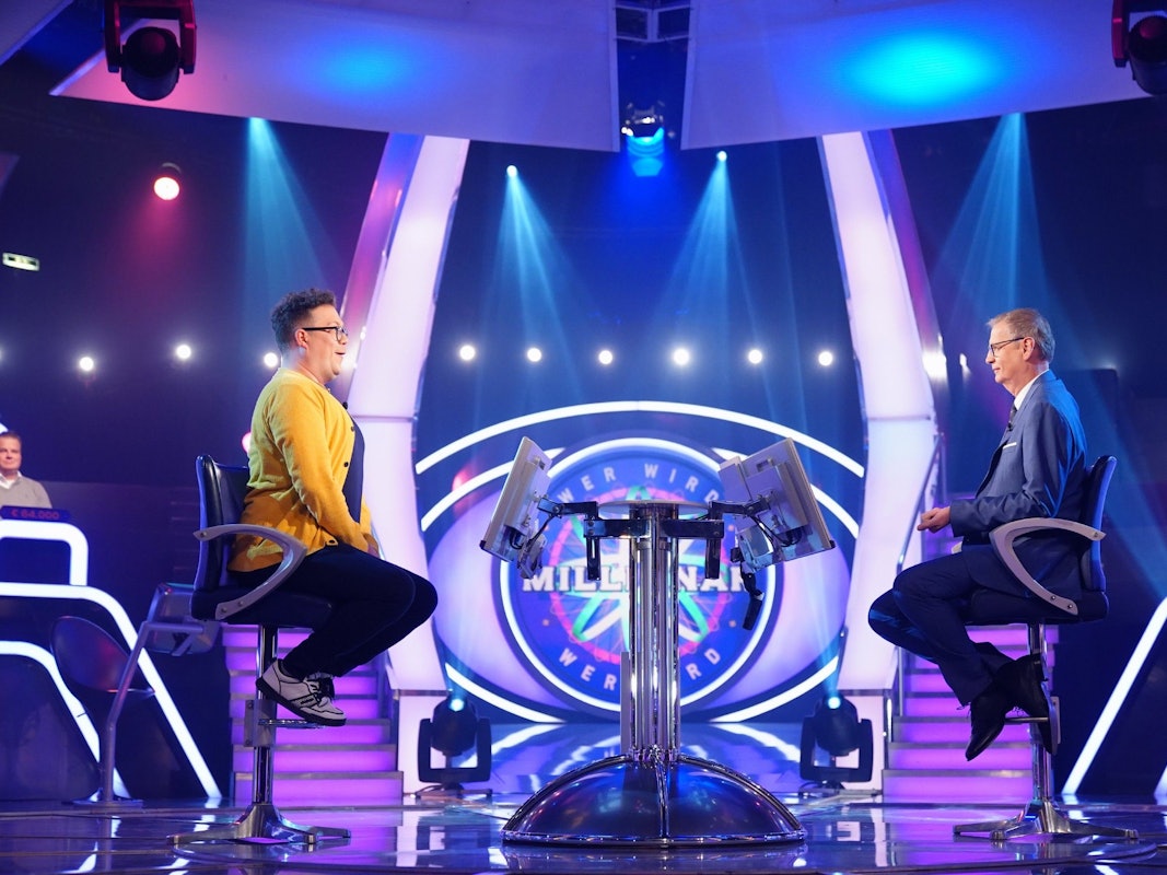 Kandidat Thomas Sachsenmaier (l.) bei Moderator Günther Jauch (r.) in der RTL-Quizshow „Wer wird Millionär?“ am 14. Februar 2022.
