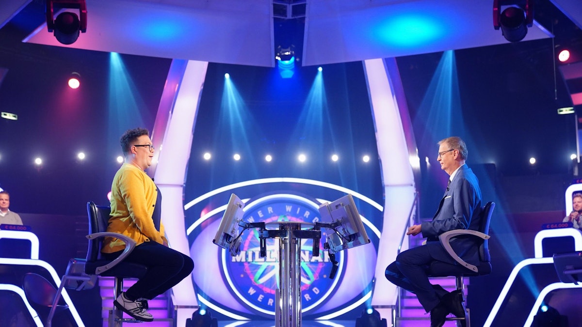 Kandidat Thomas Sachsenmaier (l.) bei Moderator Günther Jauch (r.) in der RTL-Quizshow „Wer wird Millionär?“ am 14. Februar 2022.