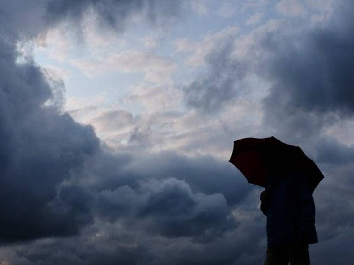 Graue Regenwolken am Himmel.