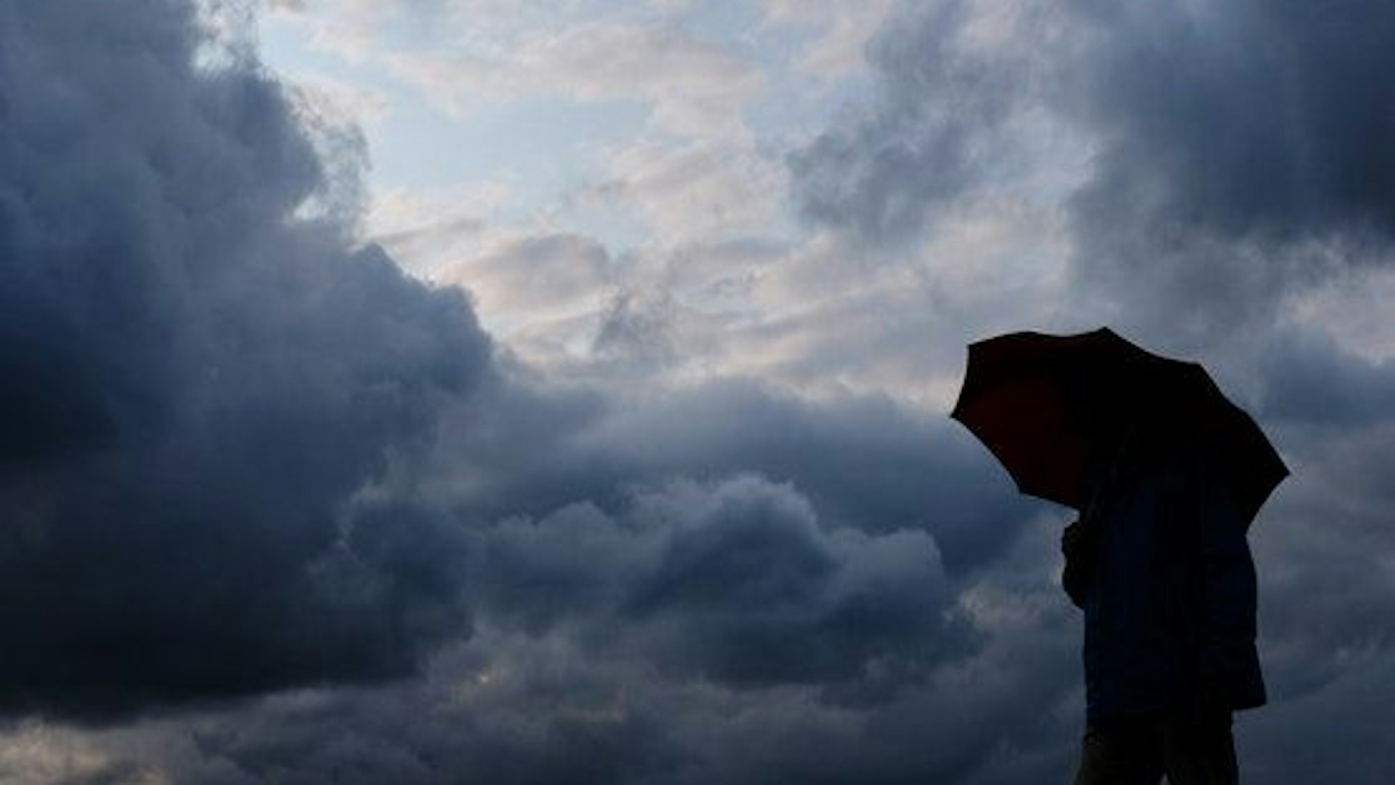 Graue Regenwolken am Himmel.