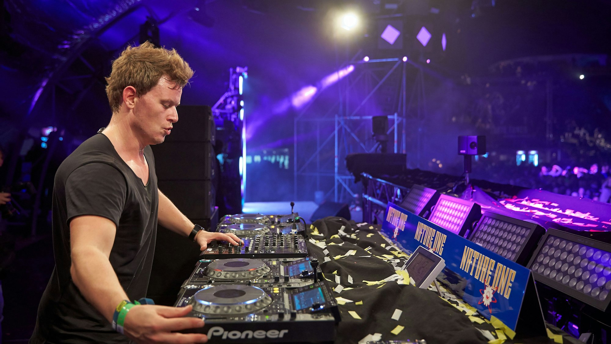Der niederländische DJ Fedde Le Grand bei einem Technofestival