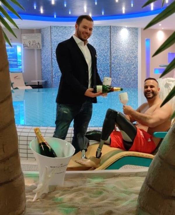 Schauspieler Cihad Yayman hat zwei Beinprothesen und macht anderen Menschen mit Handicap Mut.