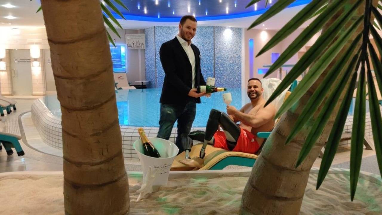 Schauspieler Cihad Yayman hat zwei Beinprothesen und macht anderen Menschen mit Handicap Mut.