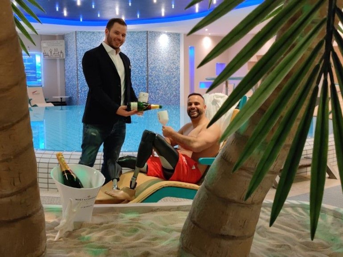 Schauspieler Cihad Yayman hat zwei Beinprothesen und macht anderen Menschen mit Handicap Mut.