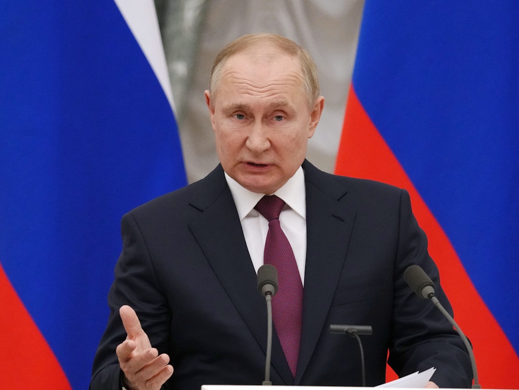 Russlands Präsident Wladimir Putin spricht auf der gemeinsamen Pressekonferenz mit Bundeskanzler Olaf Scholz.