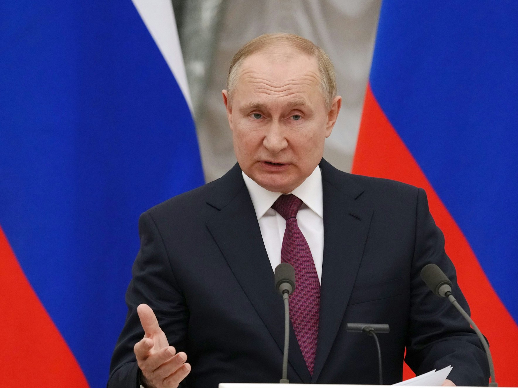 Russlands Präsident Wladimir Putin spricht auf der gemeinsamen Pressekonferenz mit Bundeskanzler Olaf Scholz.